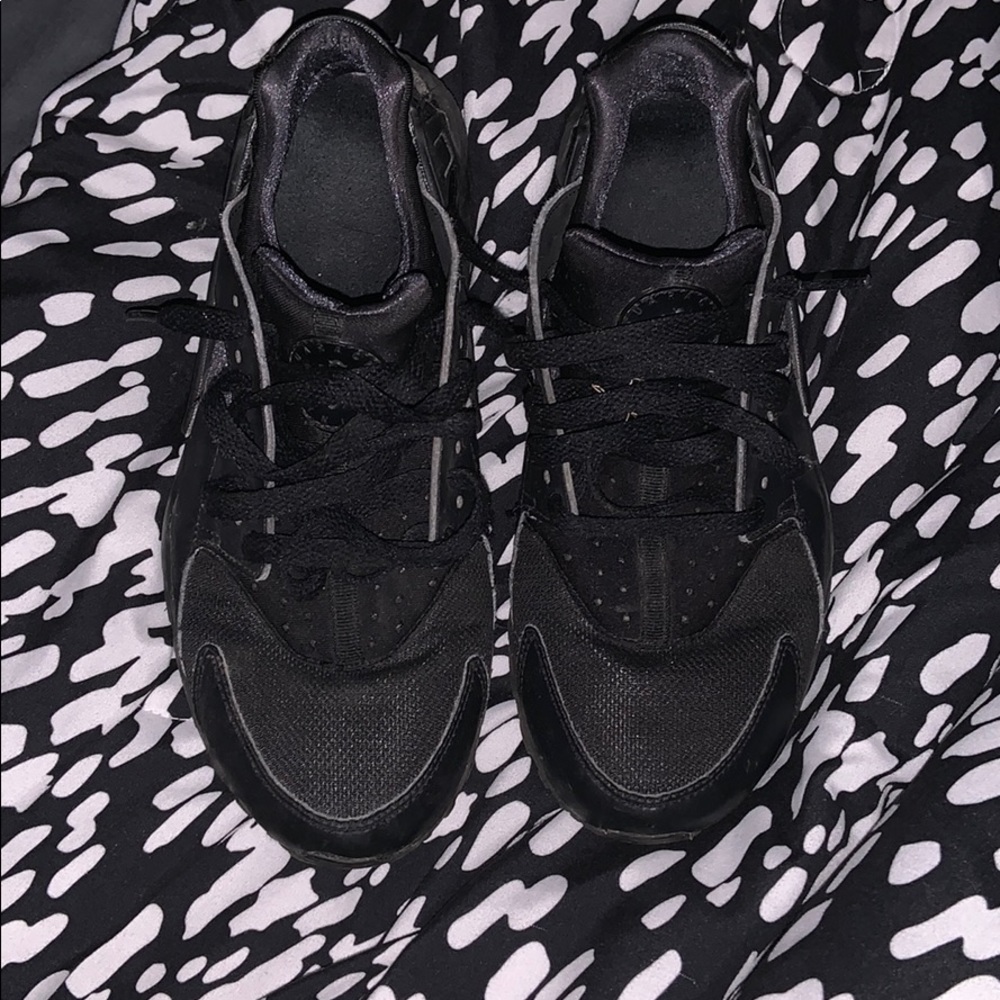 black huaraches